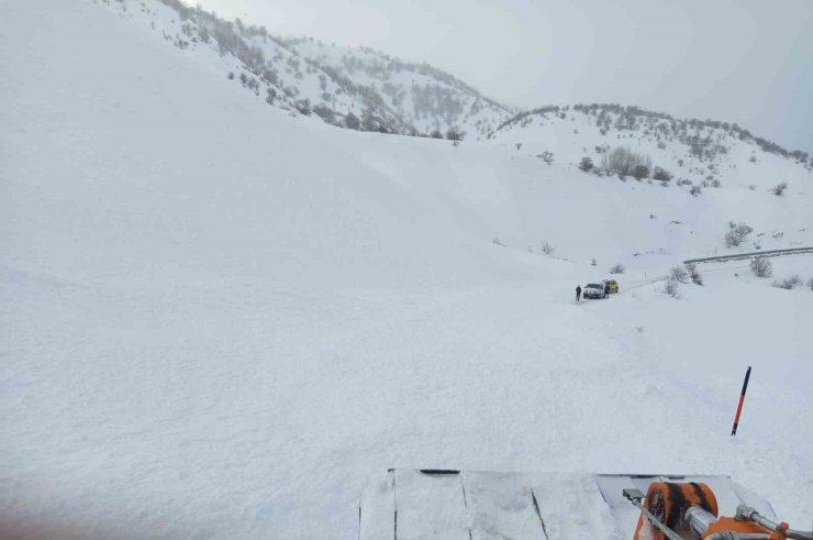 Bingöl’de yola düşen çığ ekipler tarafından temizlendi