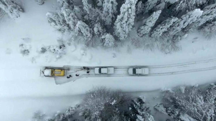 Kar altındaki köy yollarında "kar savaşçıları"ndan yoğun mesai