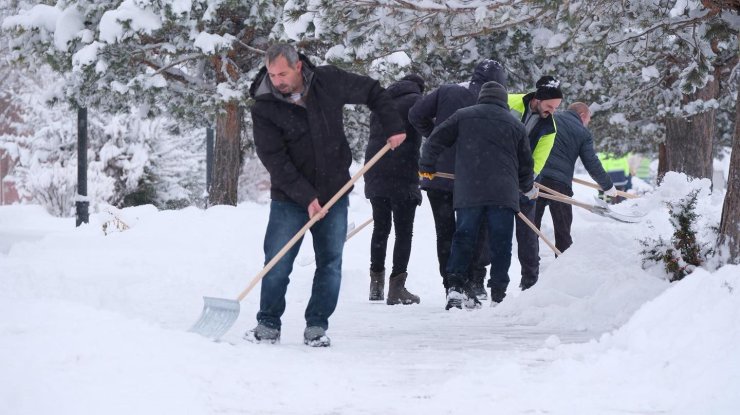 Erzincan kent merkezinde karla mücadele çalışmaları sürüyor