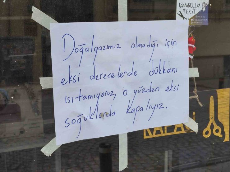 Esnaf, soğuk günlerde ısıtamadığı dükkanını açmıyor