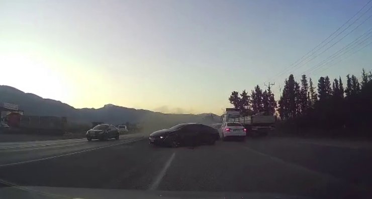 5 aracın karıştığı kaza anbean araç kamerasında