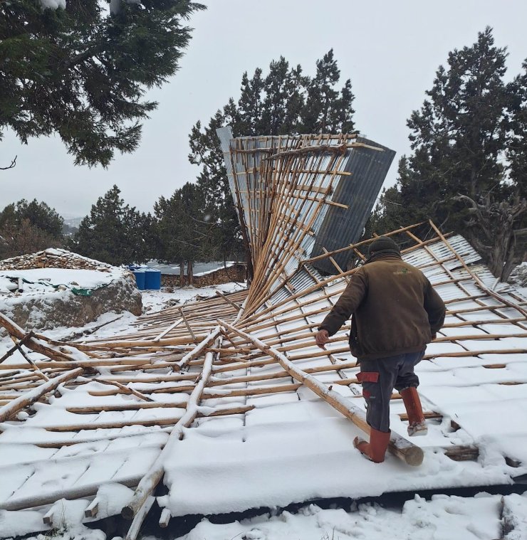 Bozkır’da şiddetli fırtına ahırın çatısını uçurdu