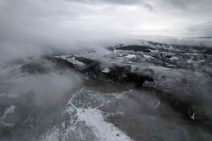 Sislerin ardında kalan kar manzarası kenedine hayran bıraktı