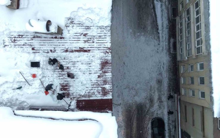 Muş’ta çatı temizleyen işçilerin zorlu mesaisi