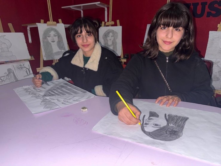 Engel tanımayan ikizlerin resim aşkı