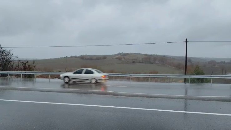 Yeni yapılan yolda yaşanan çökme kazalara daveti çıkarıyor
