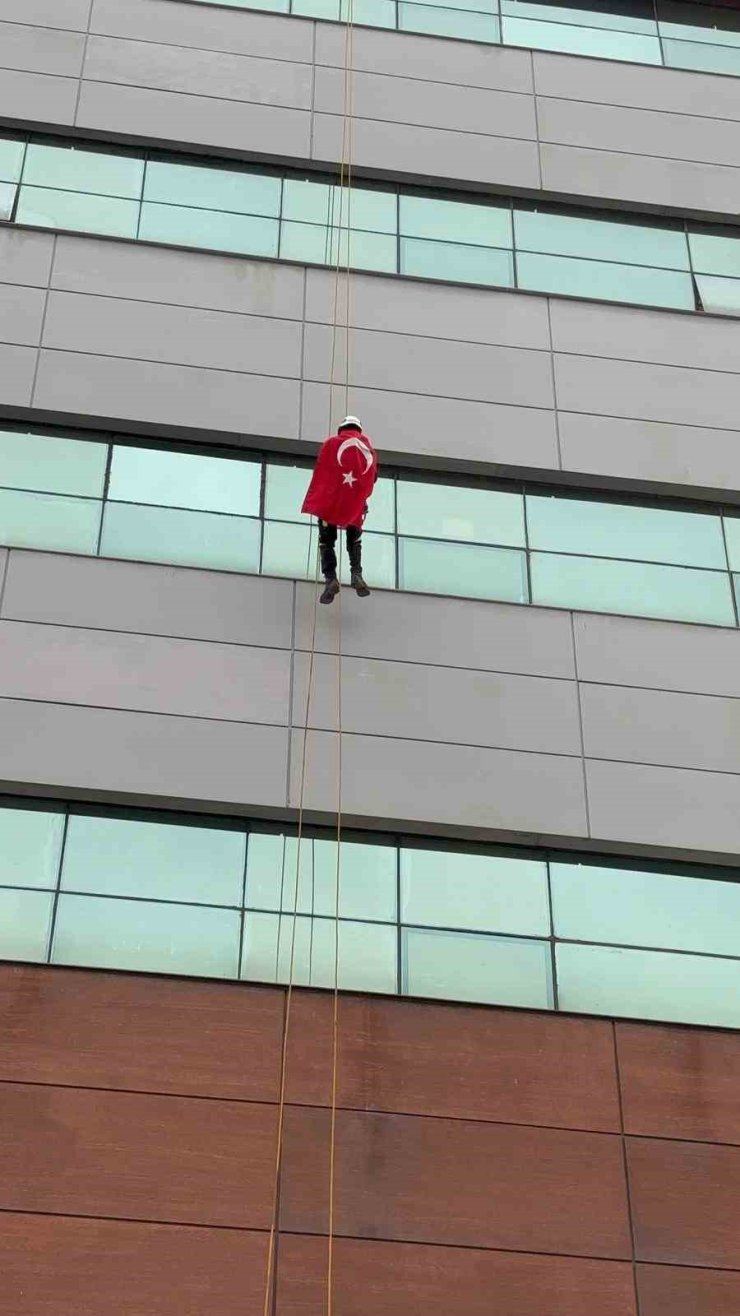 Türk bayrağına saldırıya Aydın’dan tepki: 30 metreye tırmanıp zirveye astı