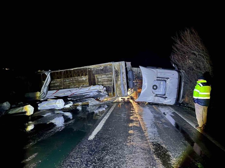 Bilecik’te direksiyon hakimiyetini kaybeden tır sürücüsü kaza yaptı