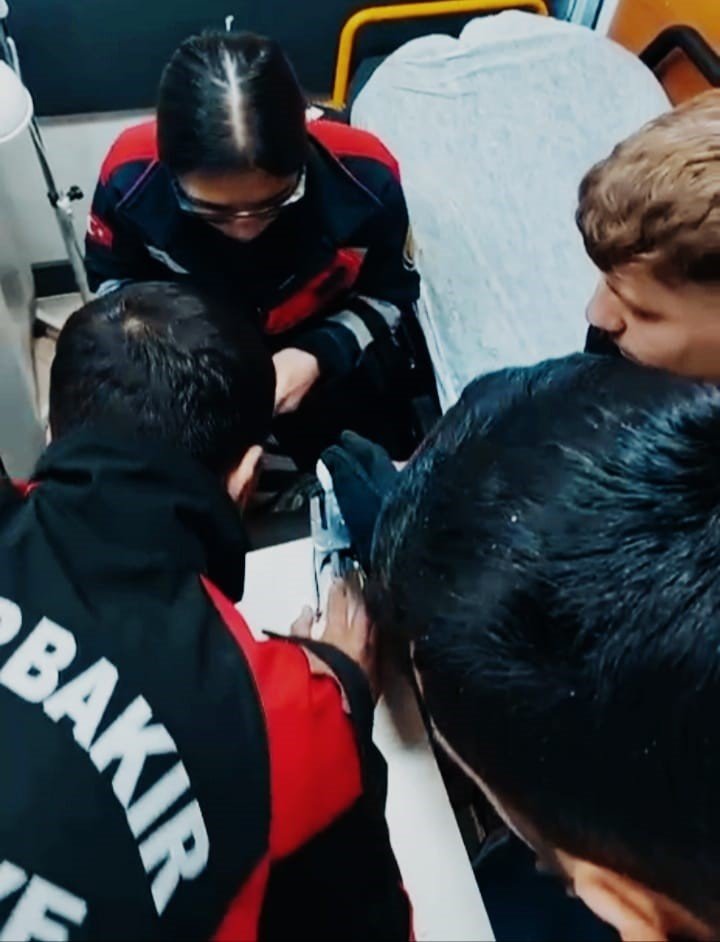 Parmağı zımbaya sıkışan genç için itfaiye ekipleri harekete geçti