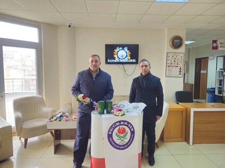 Çermik’e atanan öğretmenlere çiçekli karşılama