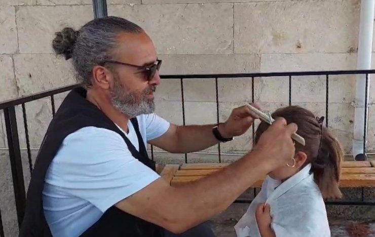 Hayırsever kuaför köylere gidip kız çocuklarını ücretsiz tıraş ediyor