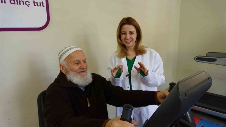 Moral Evi’nin renkli kişiliği çevresine neşe saçıyor