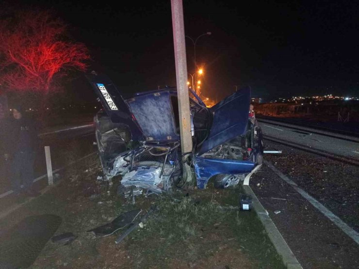 Aydınlatma direğine çarpan Tofaş hurdaya döndü: 2 yaralı