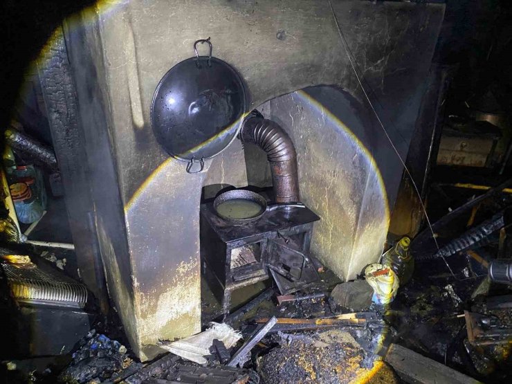 Bacadan çıkan yangında ev tamamen yanarak kullanılamaz hale geldi