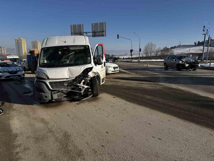 Kastamonu’da minibüs ile otomobil çarpıştı: 1 yaralı