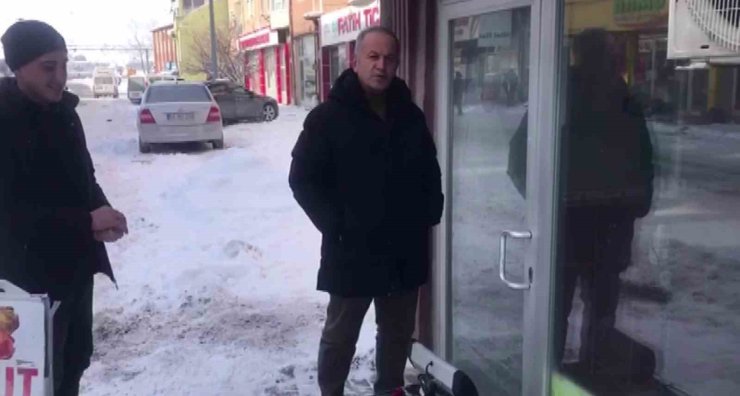 Sibirya soğukları esnafı zorladı: Donan kapı kilidini ısıtıcıyla açmaya çalıştı