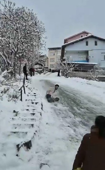 Poşetle kayan gençler hızını alamayarak bahçeye uçtu