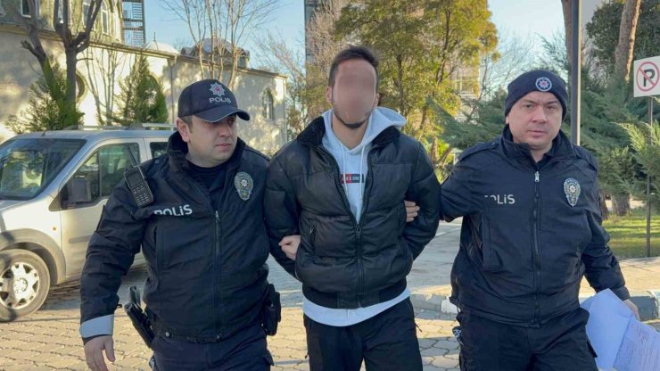 Halk otobüsünde lise öğrencisinin boynuna bıçak dayayan üniversite öğrencisi yakalandı