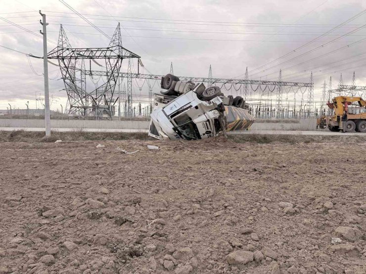 Devrilen tır karayolunu ulaşıma kapattı