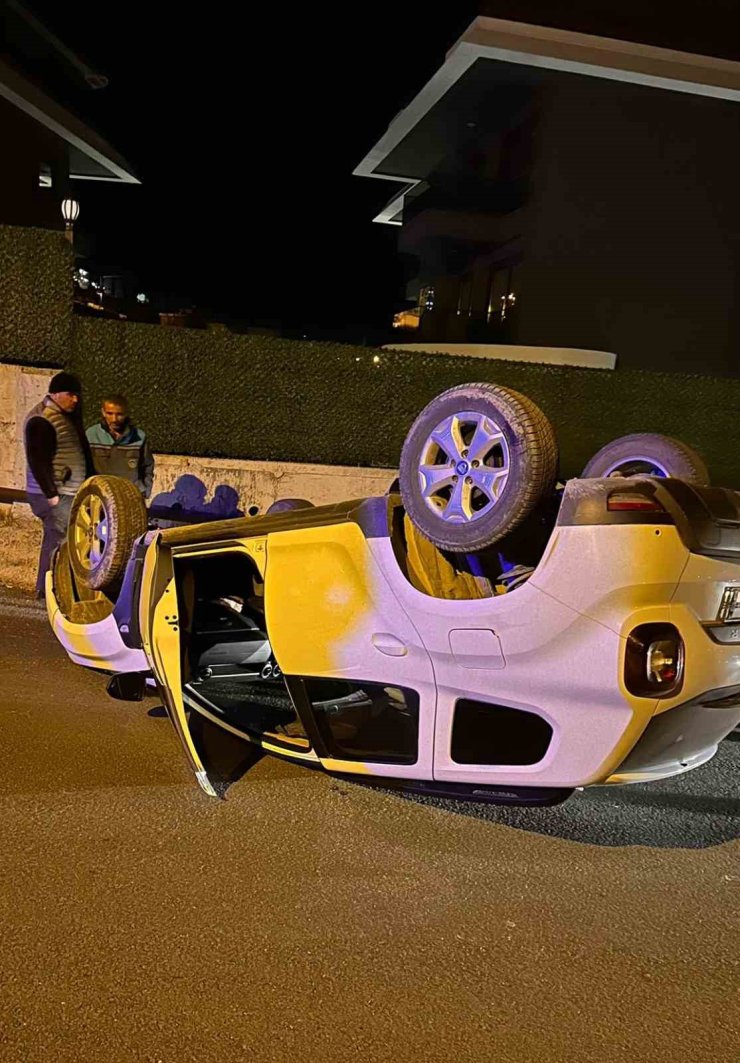 Alanya’da beton bariyerlere çarpan otomobil takla attı: 1 yaralı