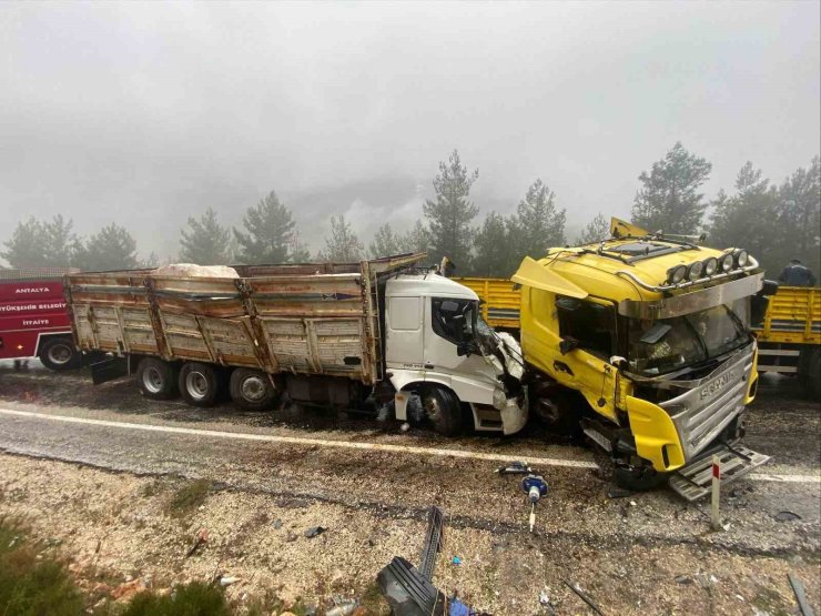 Antalya’da tır ile kamyon kafa kafaya çarpıştı: 1 ölü, 1 ağır yaralı