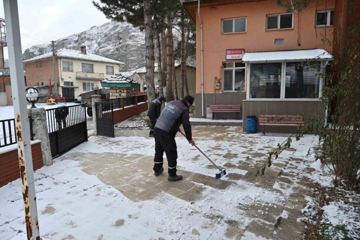 İnönü’de cami ve kaldırımlarda kış tedbirleri