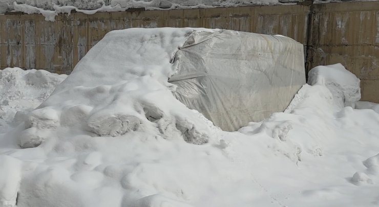 Yüksekova ’Buz Devri’ni yaşıyor: Araçlara brandalı koruma, çatılarda dev sarkıtlar
