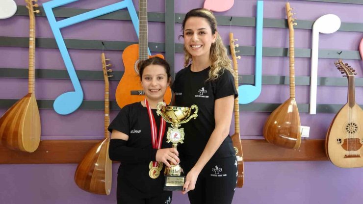 Beş yaşında başladığı ’salsa’ yolculuğunda dört Türkiye birinciliği kazanan minik sporcunun yeni hedefi dünya şampiyonluğu