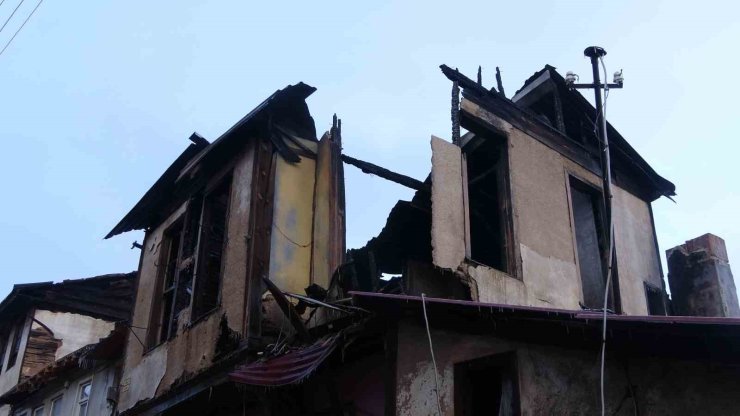 Alev alev yanan konaktan geriye duvarları kaldı