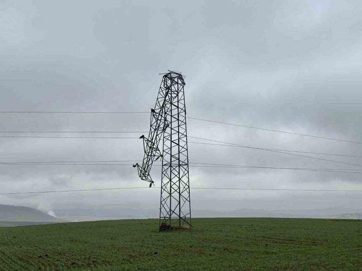 Gerilim hattındaki hırsızlıkta direkler devrildi, alternatif hatlar sayesinde ilçe elektriksiz kalmadı