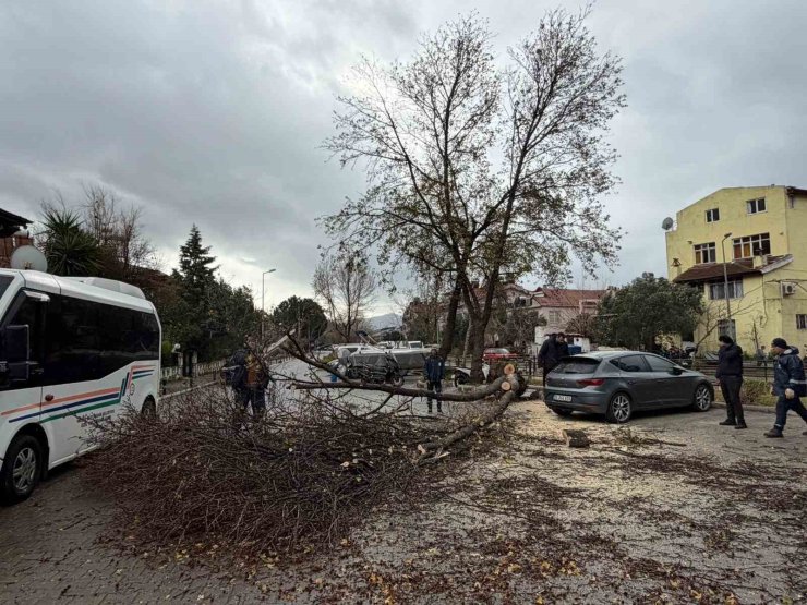 Marmaris’te şiddetli fırtına etkisini sürdürüyor