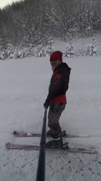 Palandöken’e gidemeyen kayak tutkunları köy yolunu piste çevirdi