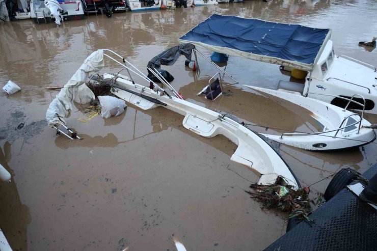 Sağanak yağış tekneleri batırdı