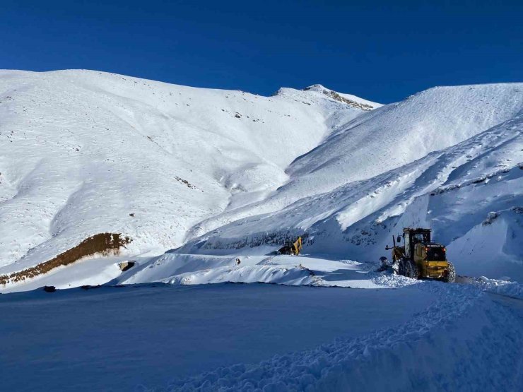 Batman’da kar yağışı nedeniyle hasta kepçe ile ambulansa ulaştırıldı