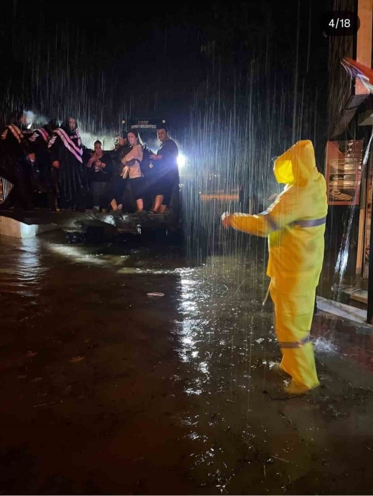 Kemer’de sağanak yağışta mahsur kalanları jandarma kurtardı