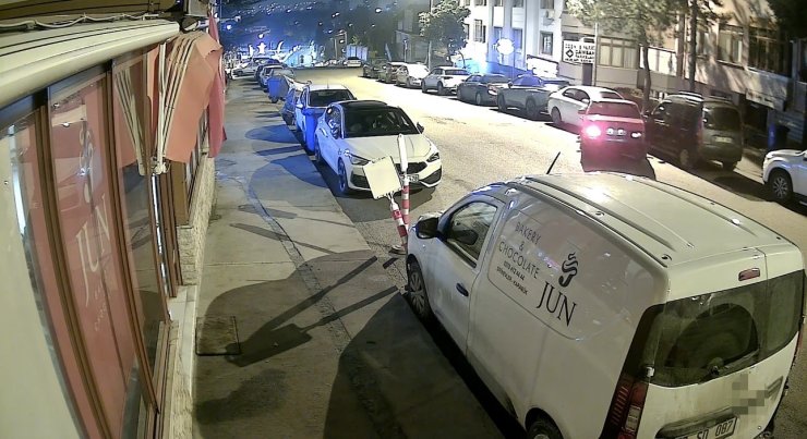 Alkollü sürücü park halindeki 5 araca çarpıp kaçtı