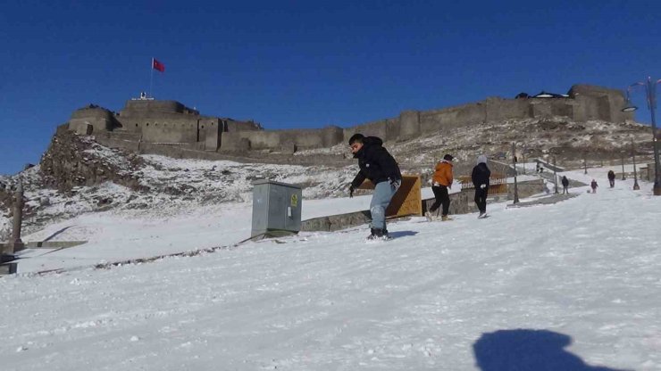 Kars’ta kızağını kapan kale yokuşuna koştu