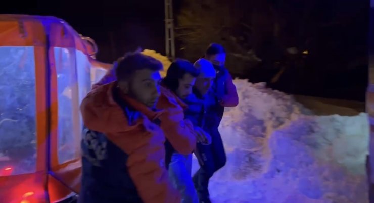 Kars’ta yaşlı hasta vatandaşa AFAD paletli amfibi aracıyla ulaştı