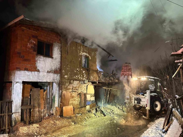 Uşak’ta iki katlı ev yangında küle döndü: Karı-koca dumandan etkilendi