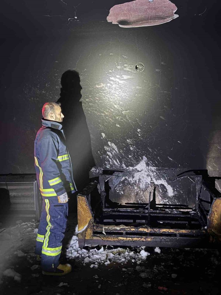 Van’da çıkan yangında bir ev kullanılamaz hale geldi