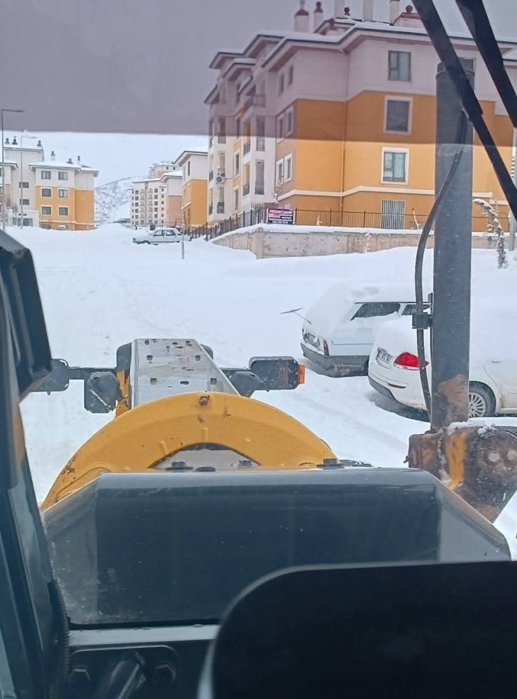 Gölbaşı’nda deprem konutlarında kar temizleme çalışması