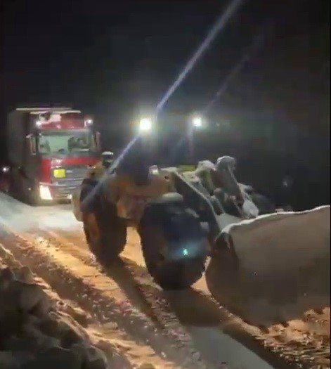 Mahsur kalan doğalgaz yüklü tır kurtarıldı