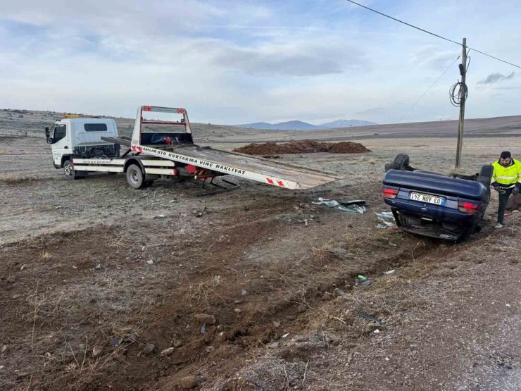 Şarampole devrilen otomobilde 2 kişi yaralandı