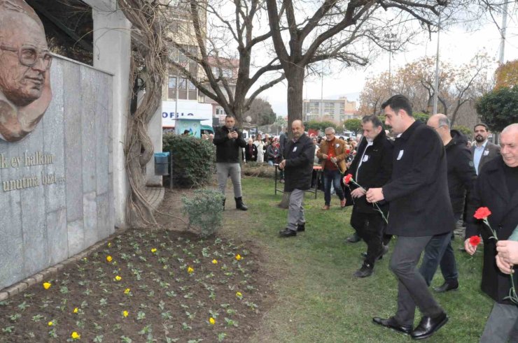 Uğur Mumcu, Salihli’de karanfillerle anıldı