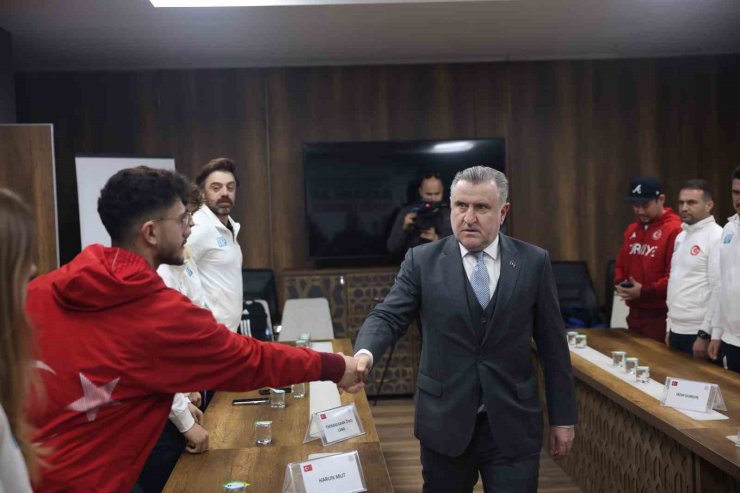 Bakan Bak 2026 Kış Olimpiyatları’na katılacak milli sporcuları kabul etti