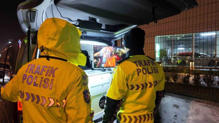 Avcılar’da yeni aldığı ehliyetin zarfını polise açtıran kadın sürücü ilk cezasını yedi