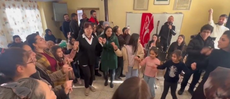 Köy okullarında müzik, oyun ve oyuncakla gelen mutluluk