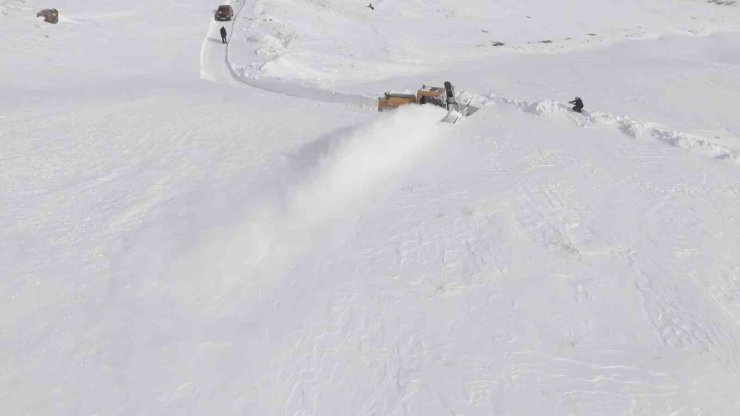 Aydınlar’da kar hayatı felç etti: Valilikten kar savurma makinesi desteği