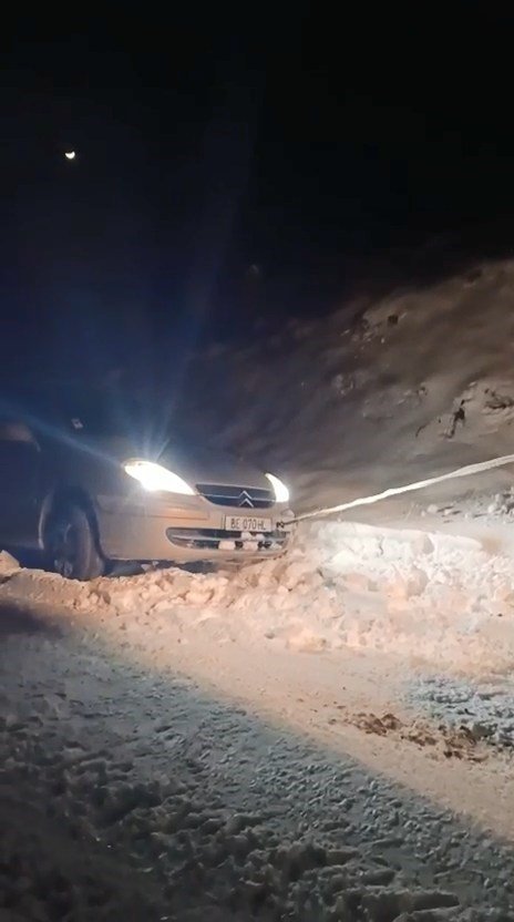 Elazığ’da yolda mahsur kalan araç kurtarıldı