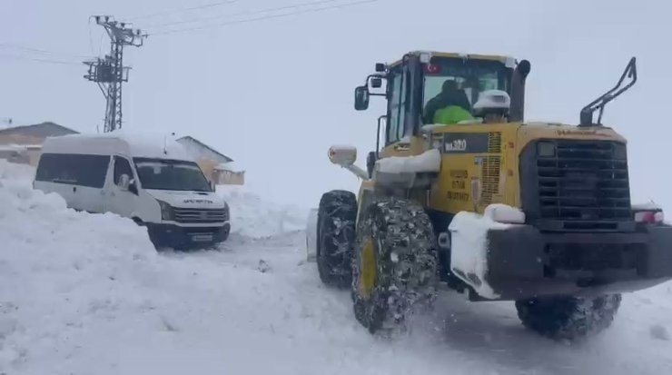 Kar yolları kapattı, cenaze 5 saattik mücadele sonrası defnedilebildi